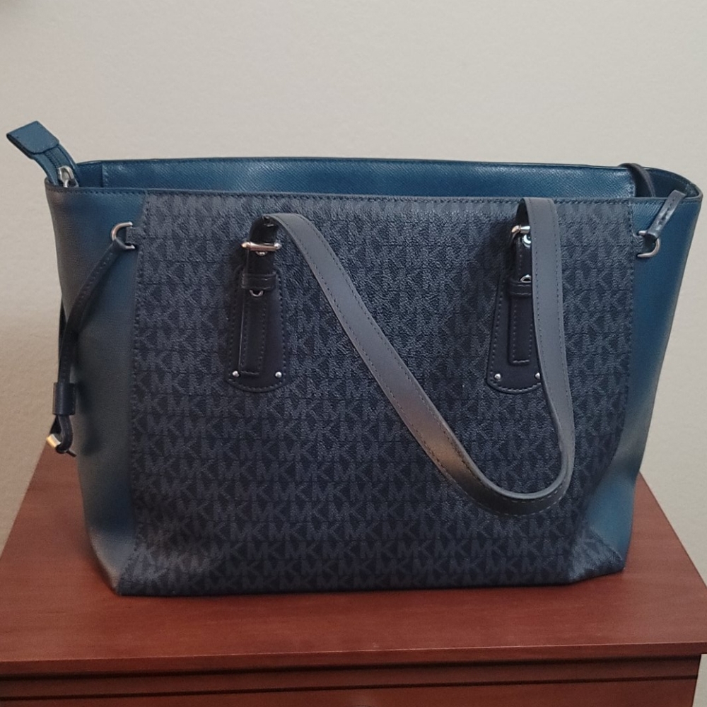 Michael Kors purse - Picture 2 of 5